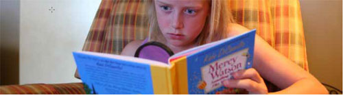 Un enfant lit un roman